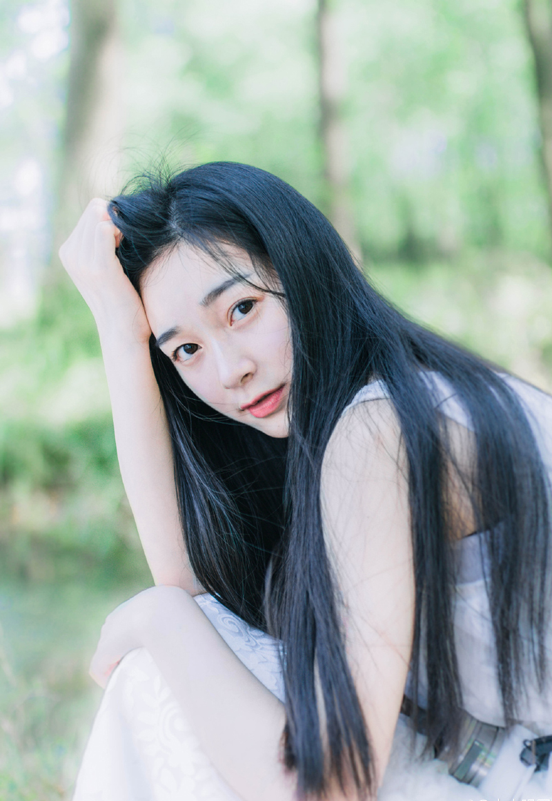 花一些时间，总会看清一些事。经历一些事情，总会看清一些人。不管爱情友情亲情，都是易碎品，一旦出现过裂缝，便很难恢复原貌；不论是谁对不起谁，那裂缝都如同两面刃，一面伤人一面伤己。一些事情，当我们年轻的时候，无法懂得，当我们懂得的时候，已不再年轻。